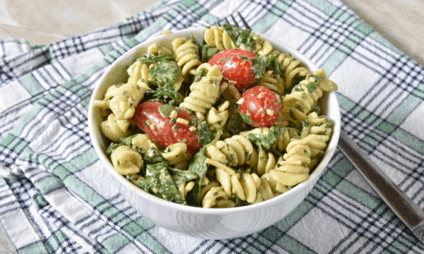 Pasta pesto salade met kip