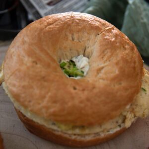 Bagel avocado roerei