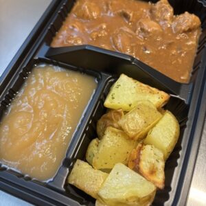 Ovengebakken patatjes met huisgemaakt stoofvlees en appelmoes