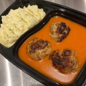 Huisgemaakte balletjes in tomatensaus met puree