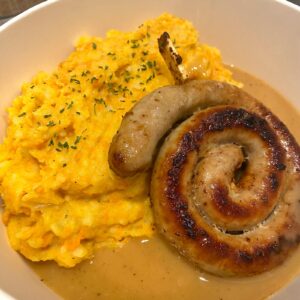 Huisgemaakte wortelstoemp met chipolata