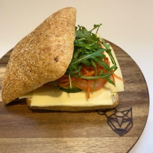 Broodje kaas met groenten